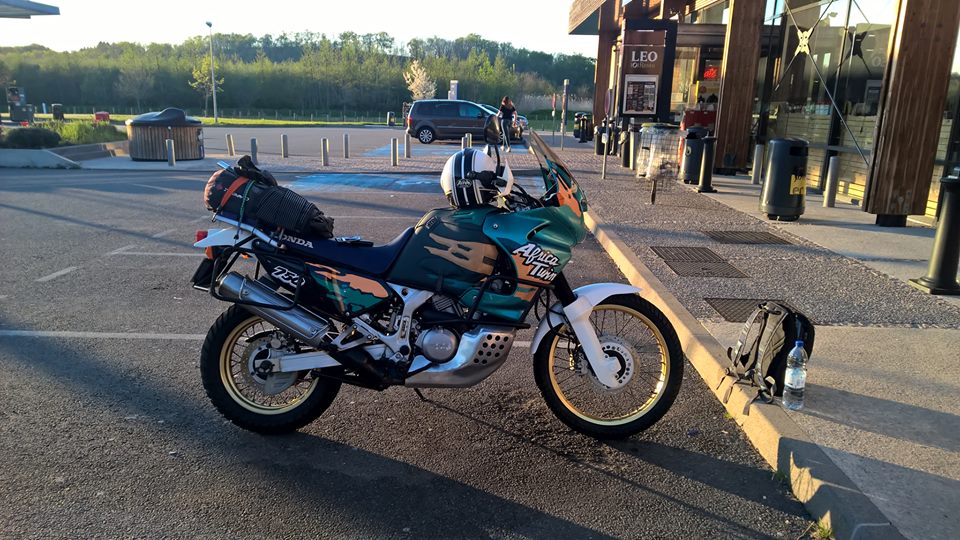 HD carriers déportés et pare carters sur Africa Twin R5D07  1995.jpg