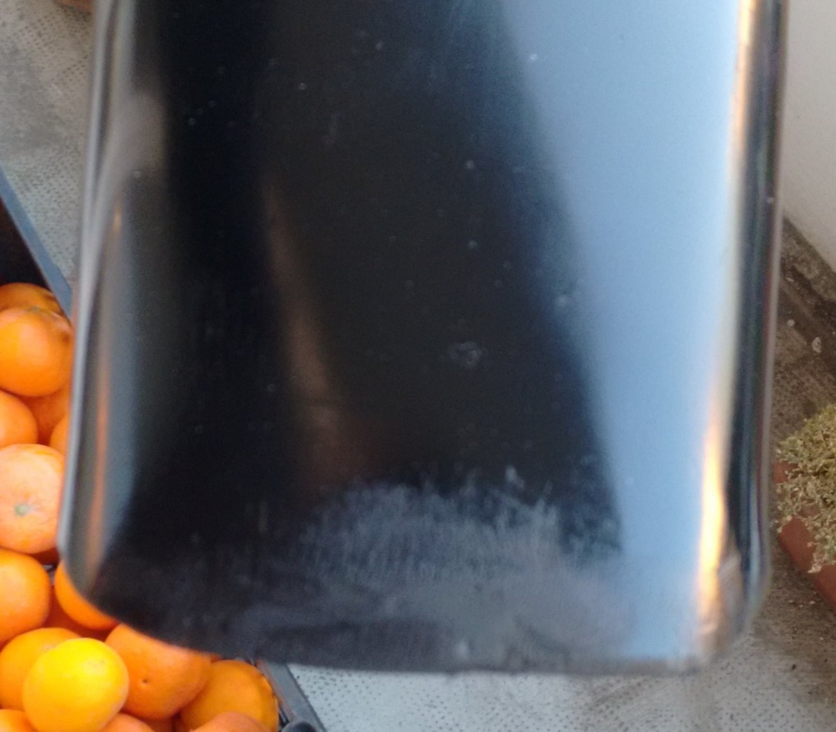 Découpe, sur la « chute » du garde boue d’une pièce qui a à peu près la dim du trou à boucher<br />Collage de cette pièce (donc sur le renfort plastique vert)<br />Sur tout le contour de la jonction (entre la pièce et le garde boue), je rebouche le « joint » avec la poudre REPAR-EX.<br />Ponçage et petit coup de peinture