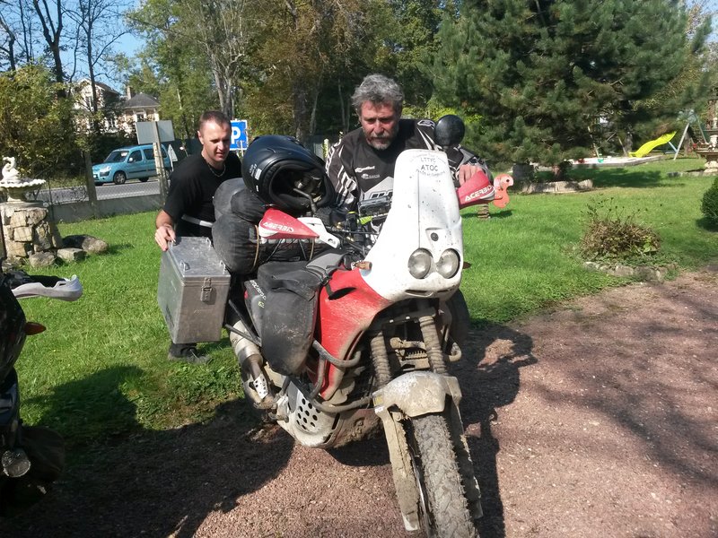 On aligne les motos pour la photo de groupe...