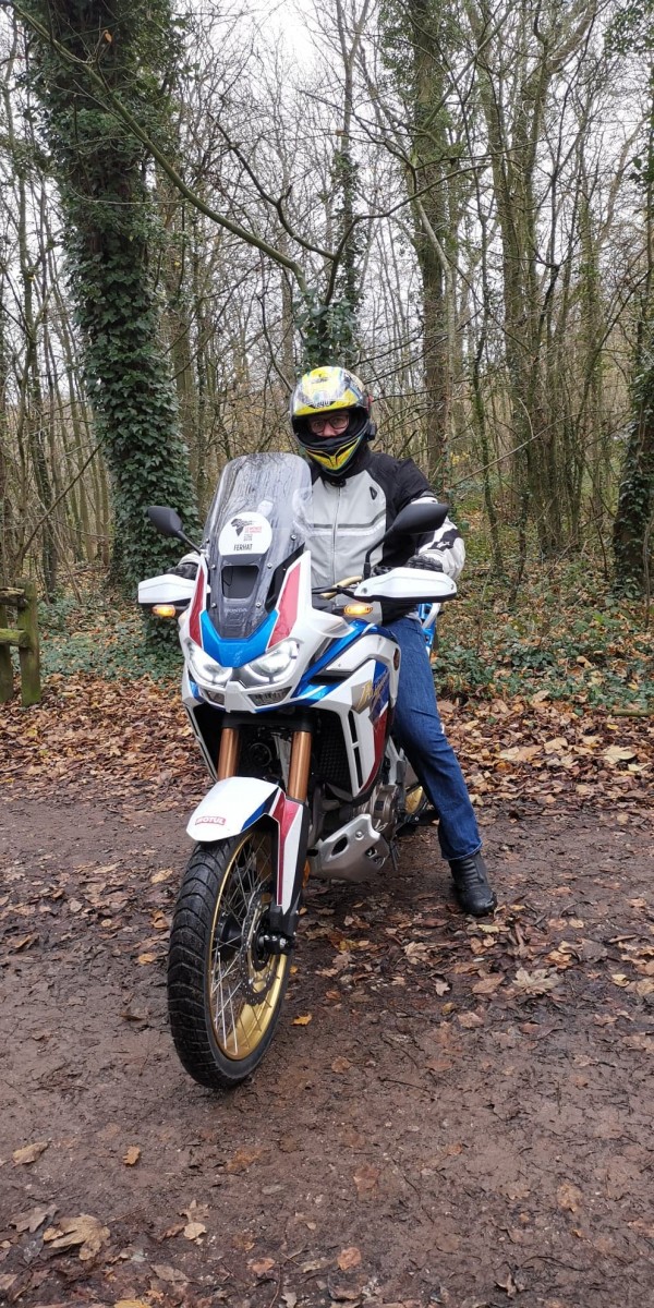 moi c pareil!!!!<br /><br />je possède le 2019 et avant j'avais essayé le 2020!!<br /><br />Ben je trouve pas trop de différence!!!  <br /><br />question chassis... je n'est pas essayé la boite meca du 2020 mais ce qui est sur... c que le tableau de bord... c star wars!!!!<br />Le concess m'a dit " moi je roule comme ca... tu verras c top..."<br />touring... bref, c tres compliqué et surtout tres chere pour la mettre sur un chemin quand on est comme moi et qu'on a que tres peu pratiqué le TT.<br />j'avais deja du mal avec le CR250 de mon pote alors avec 1 petoire a 20000....