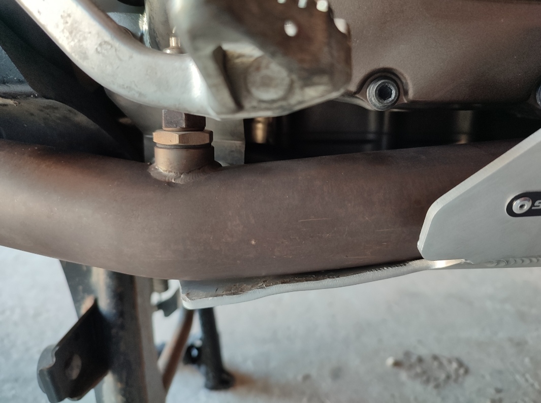 Le sabot appui contre le pot un peu...