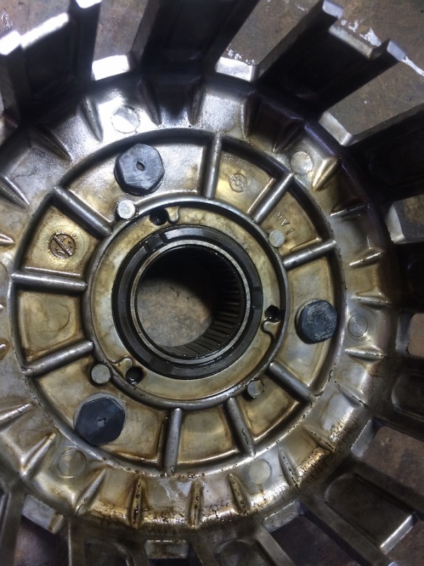 Les vis de fixation de la cloche (coté embrayage)