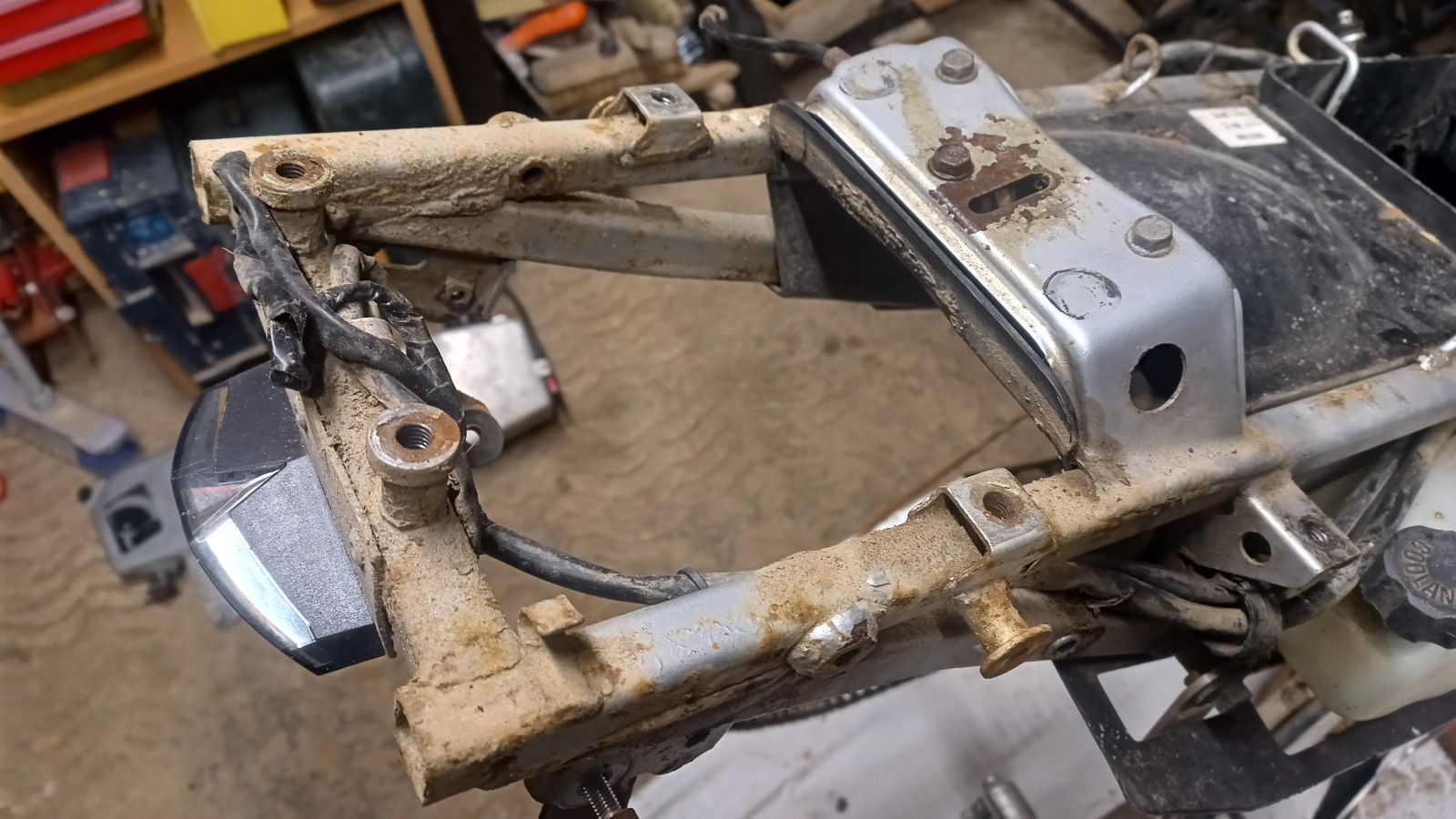 La boucle arrière a prit cher... Avec le rack et les porte bagage ce n'est pas souvent démonté!