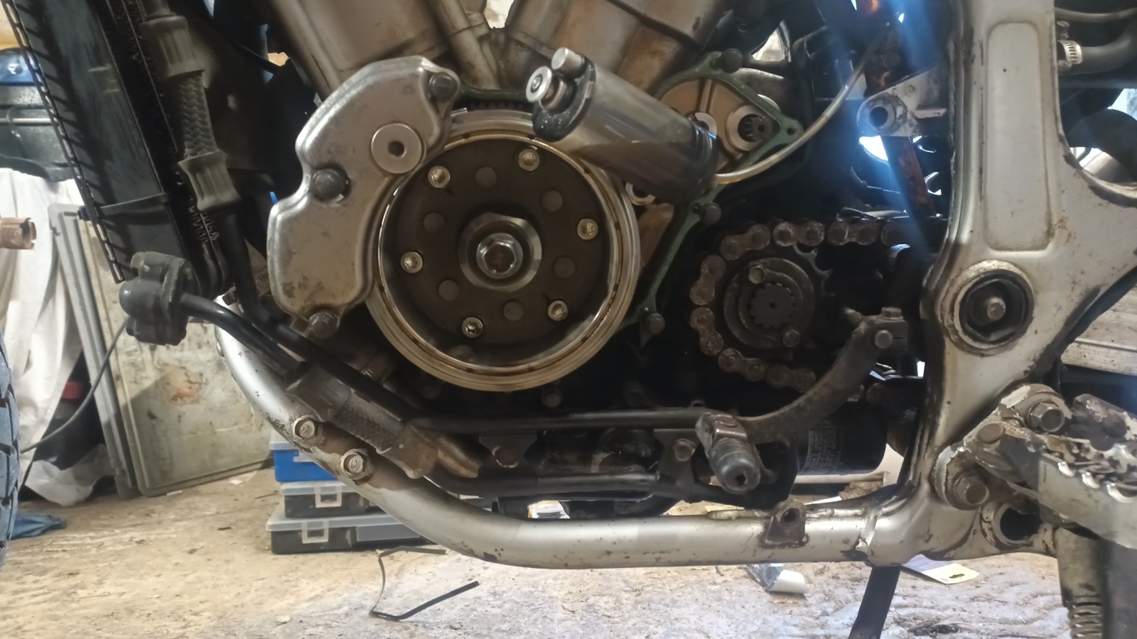 Petite séance de grattage de joint, qui a tenu bon les 70000 derniers kilomètres.