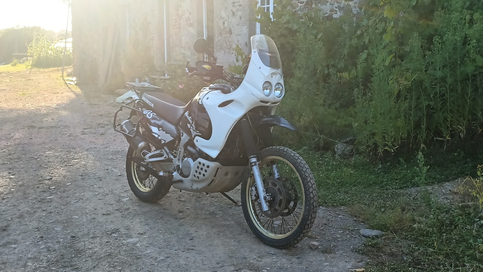 Et ça y est, enfin remontée! Elle tourne bien mais j'ai un doute sur la synchro ou le nettoyage des carbus (pourtant fait 2 fois, la deuxième fois en changeant tous les joints). Ce sera la prochaine étape.