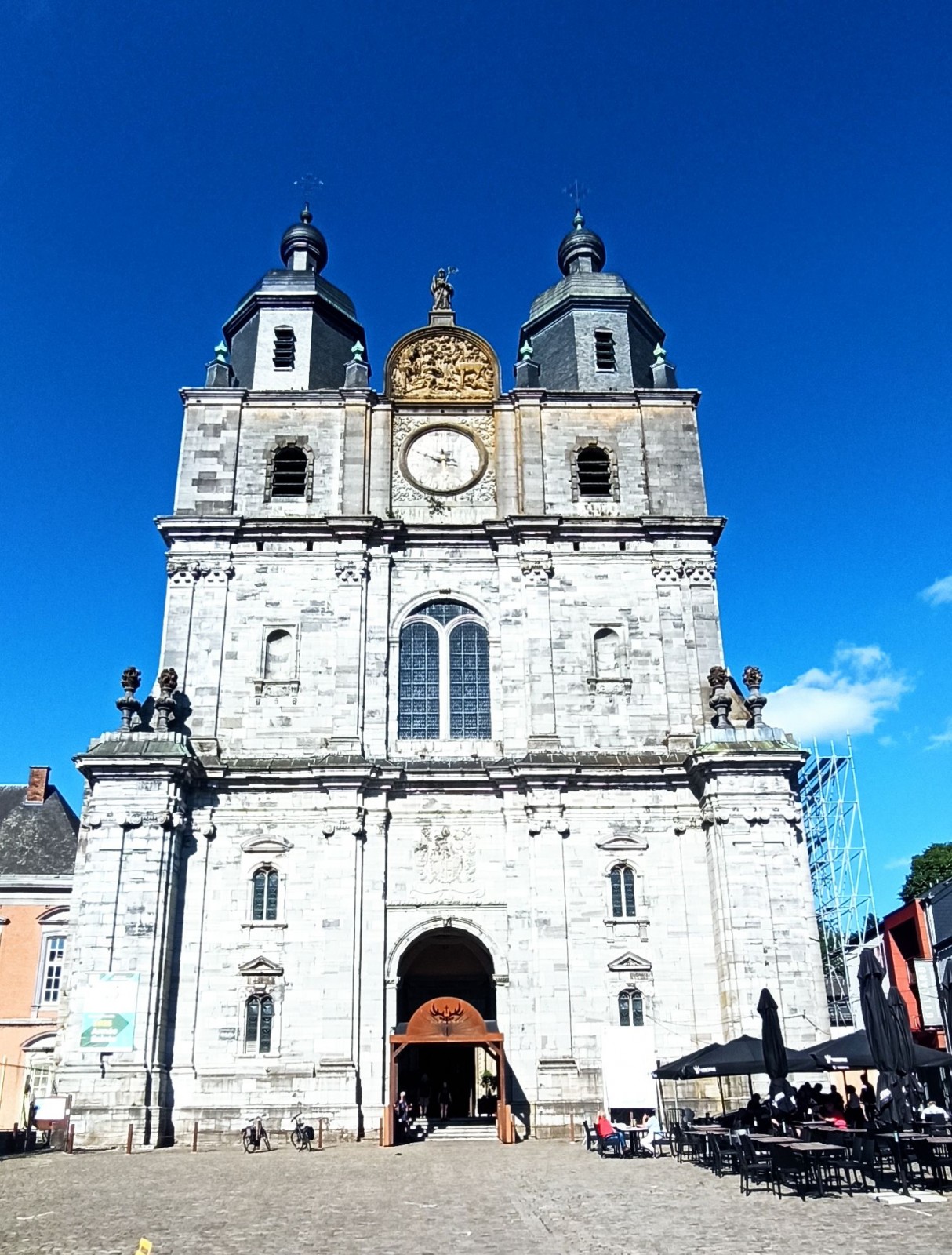 Abbatiale St Hubert. Et à votre avis où sont-ils tous ???  (à l'ombre à droite... ;-)