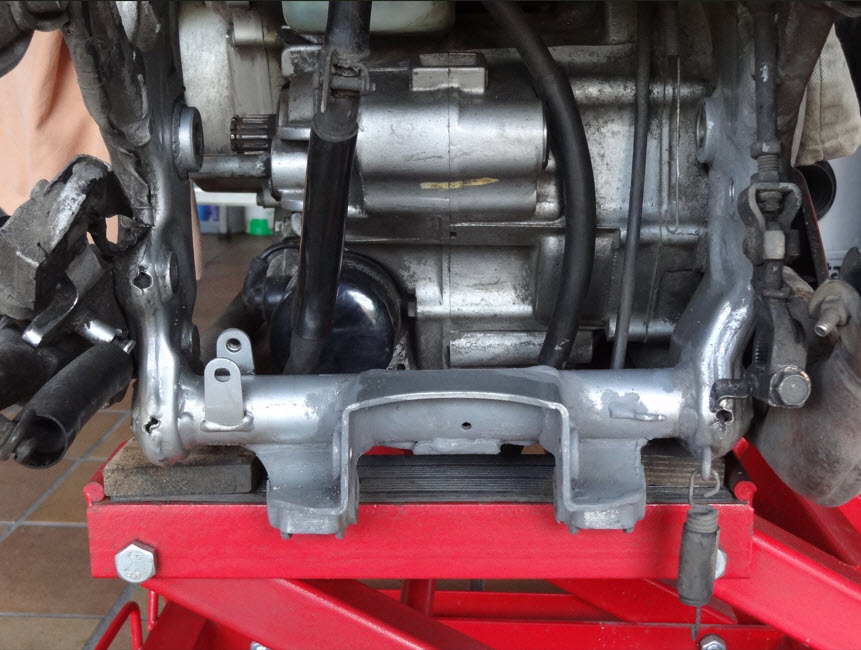 Cadre Transalp -- fixations patin de chaîne inférieur.jpg