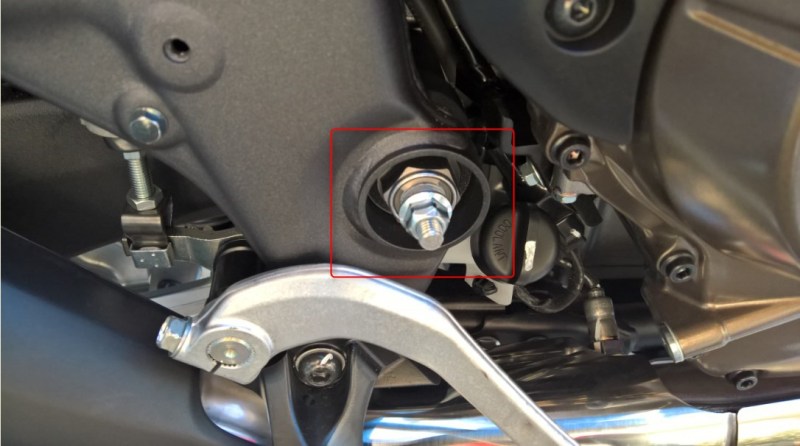 fixation arrière gauche qui traverse l'axe moteur