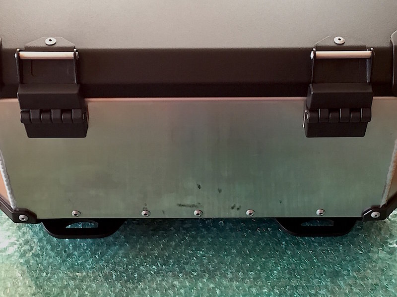 rack plat & holan 25L - passage sangles ar.jpg