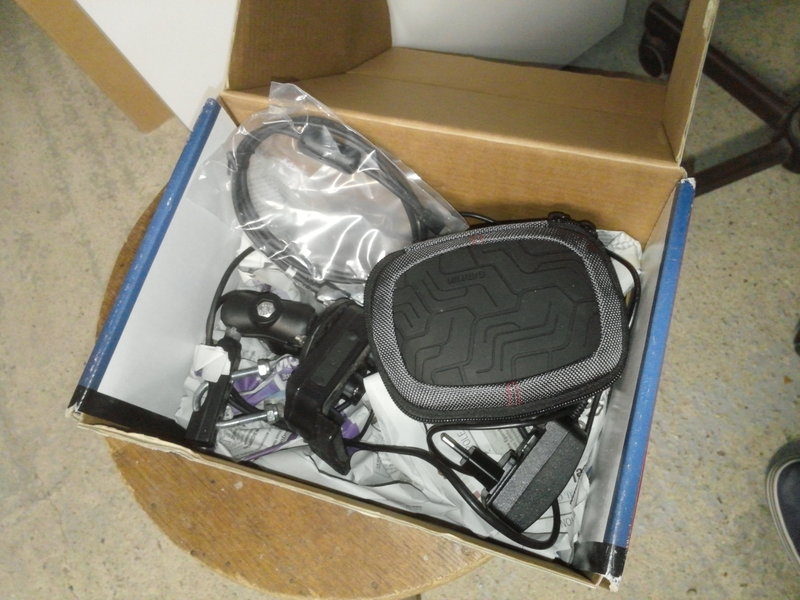 découverte : tout est complet avec la housse en pneu 8-))