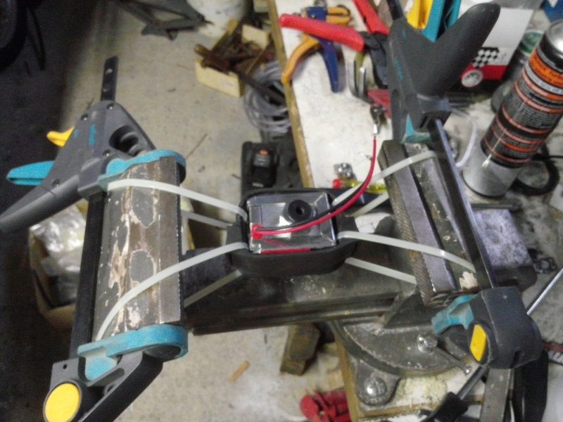 montage de la pompe dans le support d'origine. Très facile avec cette méthode