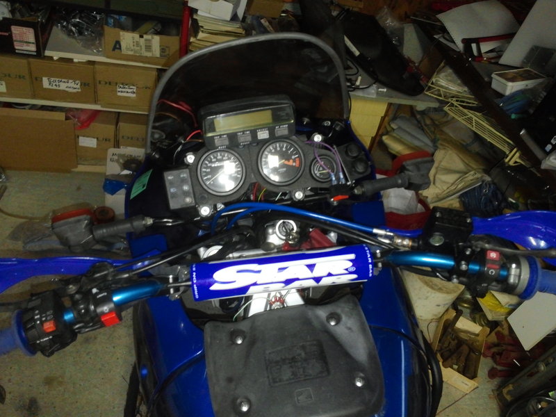 tableau de bord avec interrupteur des anti-brouillards sur le guidon à gauche et les prises 12V à droite. J'attends un interrupteur étanche pour couper l'alimentation des prises.