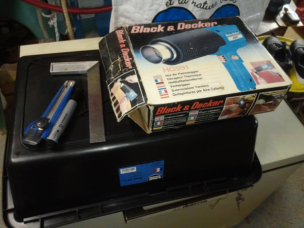 le matos. Préférer une scie sauteuse car la dremel a tendance à fondre le plastique