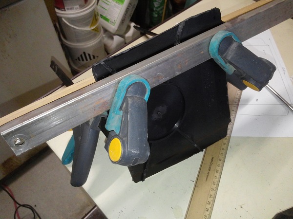 1er pli. Maintenir la pièce une fois pliée avec un grand morceau de bois ou un tube carré et un serre joint