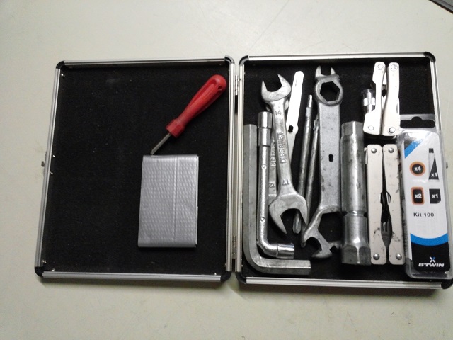 trousse 1ère nécessité : tournevis, clef à bougie, clés plates diverses, pince type "letherman" dont une qui a failli éclairer, du scotch amerloc, un démonte obus