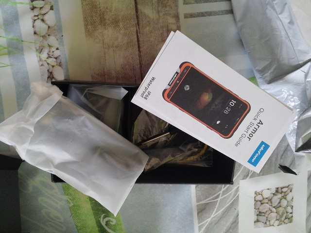 dessous il y a le chargeur, le câble de connexion et un tournevis pour ouvrir l'appareil