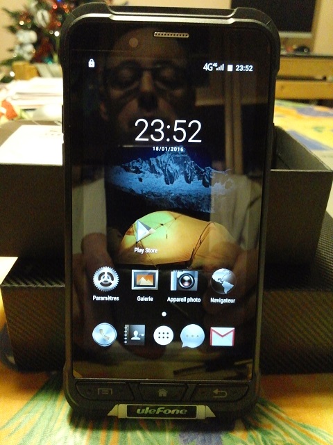 l'écran d'origine. Un peu trop noir pour moi, je vais charger ma photo préférée du Rhône. Y'a un mec derrière, va falloir que je lui dise de se casser de mes photos 8-))