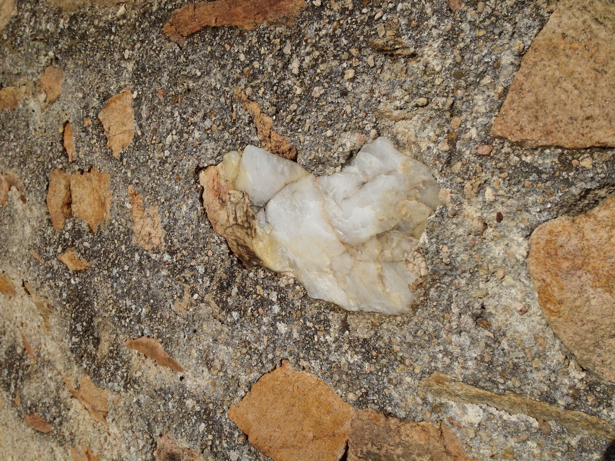 LG - pierre sur un mur en plein soleil