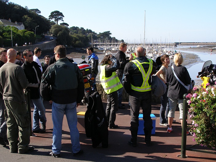 P9220029.jpg...et ça parle les hommes !! (Arrêt à Pornic , l'entrée du vieux port ).jpg