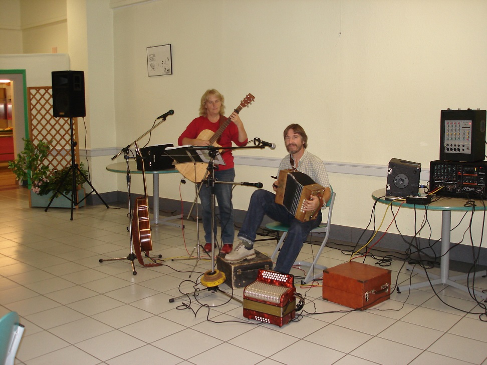 DSC00790.jpg Le soir le p'tit duo de musique Irlandaise.jpg